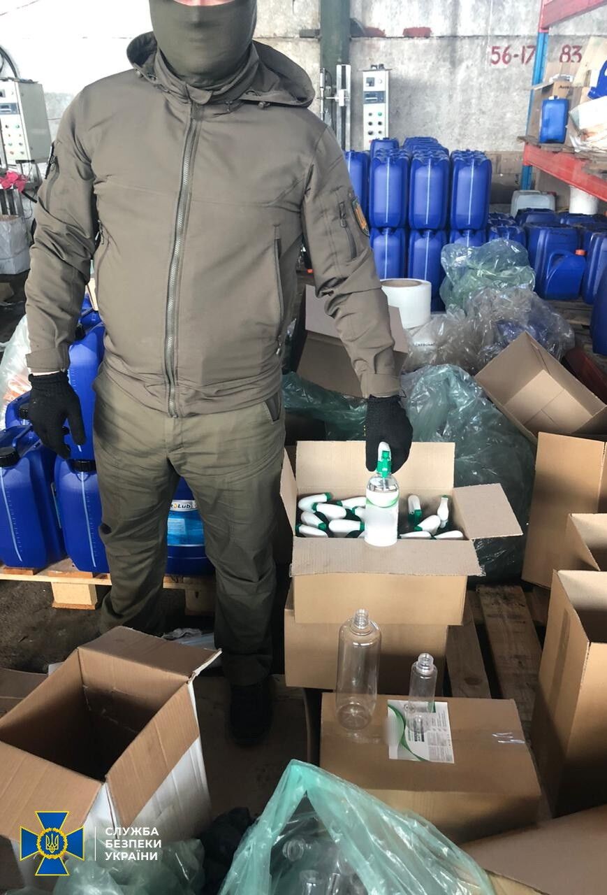 На Київщині незаконно робили та продавали військовим небезпечні антисептики
