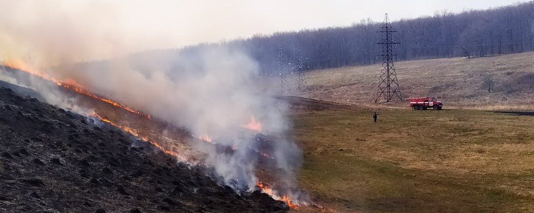 У Балаклії біля військових складів спалахнула пожежа. Відео