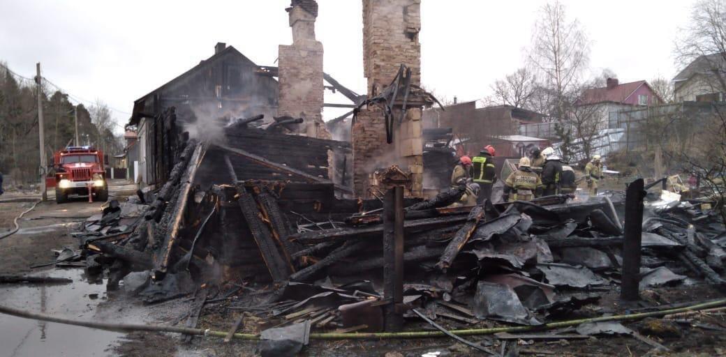 В России заживо сгорели шестеро детей в страшном пожаре. Видео