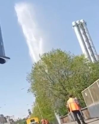 Прорыв трубы на Воздухофлотском проспекте в Киеве