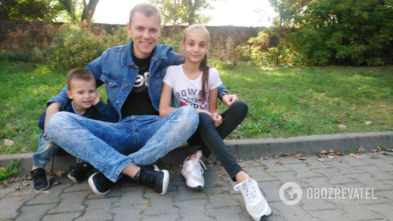 Антон із сином і дочкою