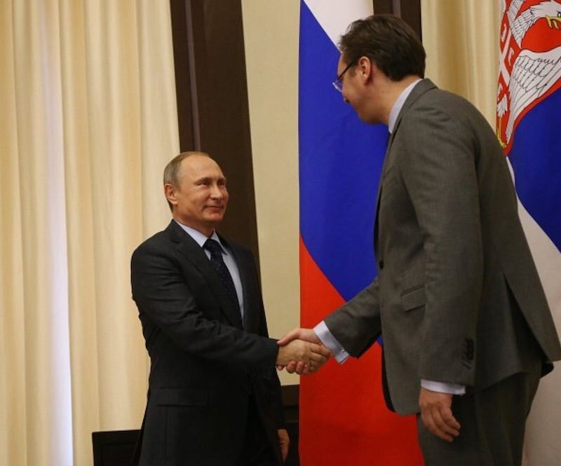 Володимир Путін і президент Сербії Олександр Вучич, зріст якого – майже 2 метри