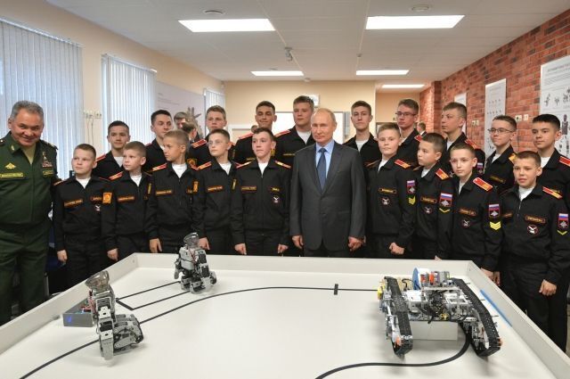 Владимир Путин и невысокие воспитанники Суворовского училища в Санкт-Петербурге
