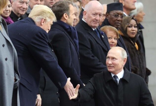 Владимир Путин, опоздавший на встречу глав государств в Париже, у подмостков здоровается с президентом США Дональдом Трампом