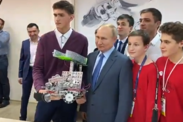 Владимир Путин и высокий школьник в детской академии творчества "Солнечный город" в Нальчике