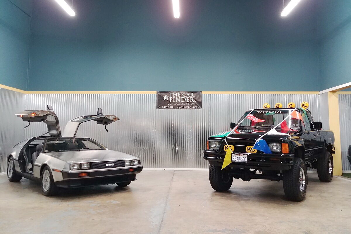 DeLorean DMC-12 и Toyota Xtra Cab SR5 из "Назад в будущее"