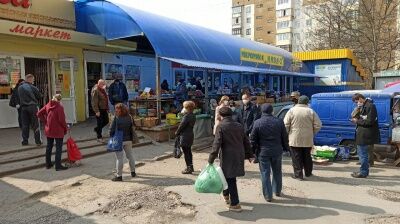 У Чернівцях перед комендантською годиною люди штурмували магазини