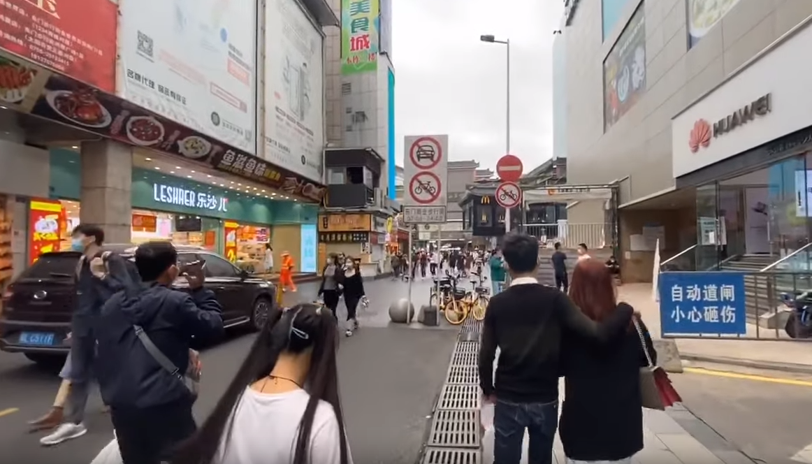 Ютубер показал, как Китай оживает после пандемии COVID-19.