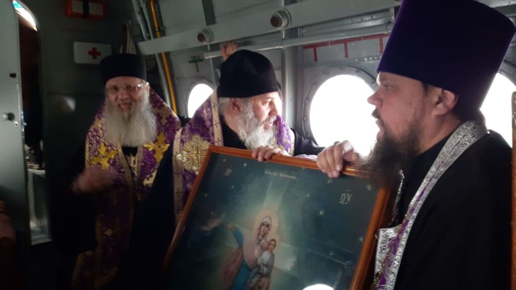 В России священники на самолете устроили "крестный ход против коронавируса"