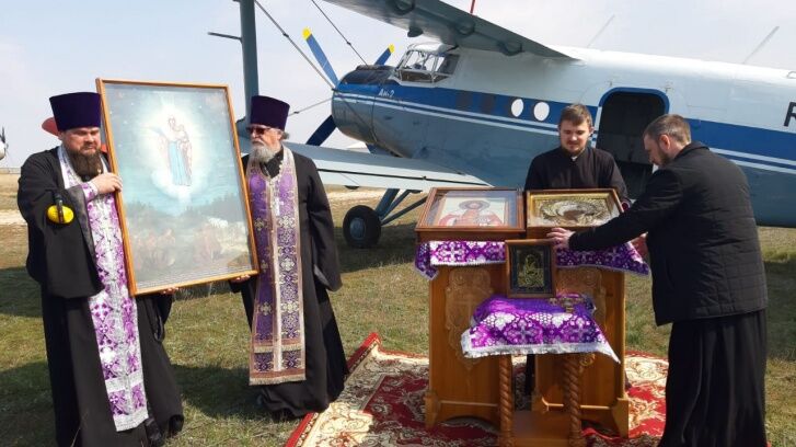 В России священники на самолете устроили "крестный ход против коронавируса"