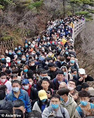 Тысячи китайцев застряли на горе после карантина