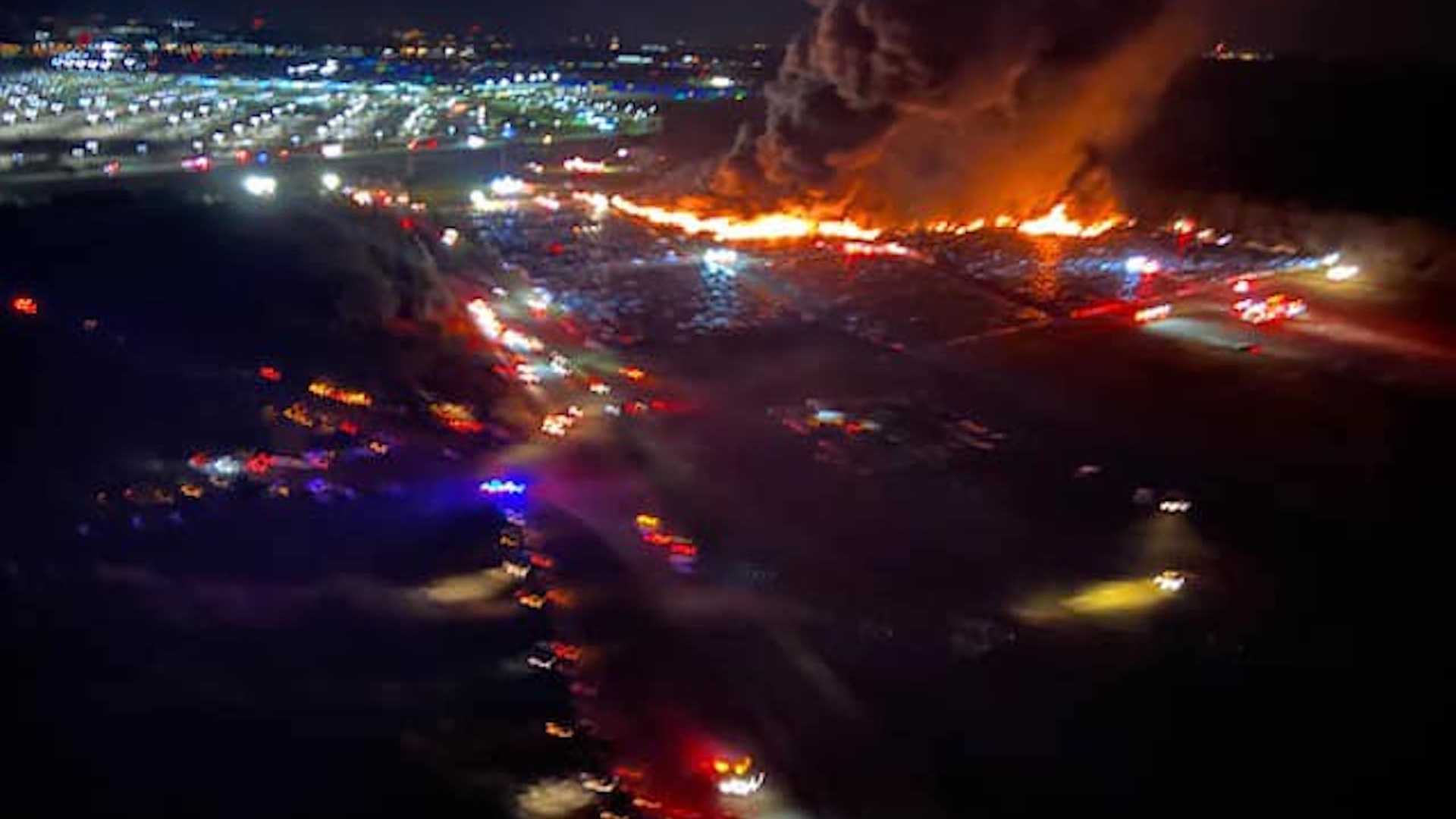 Огонь уничтожил 3500 автомобилей