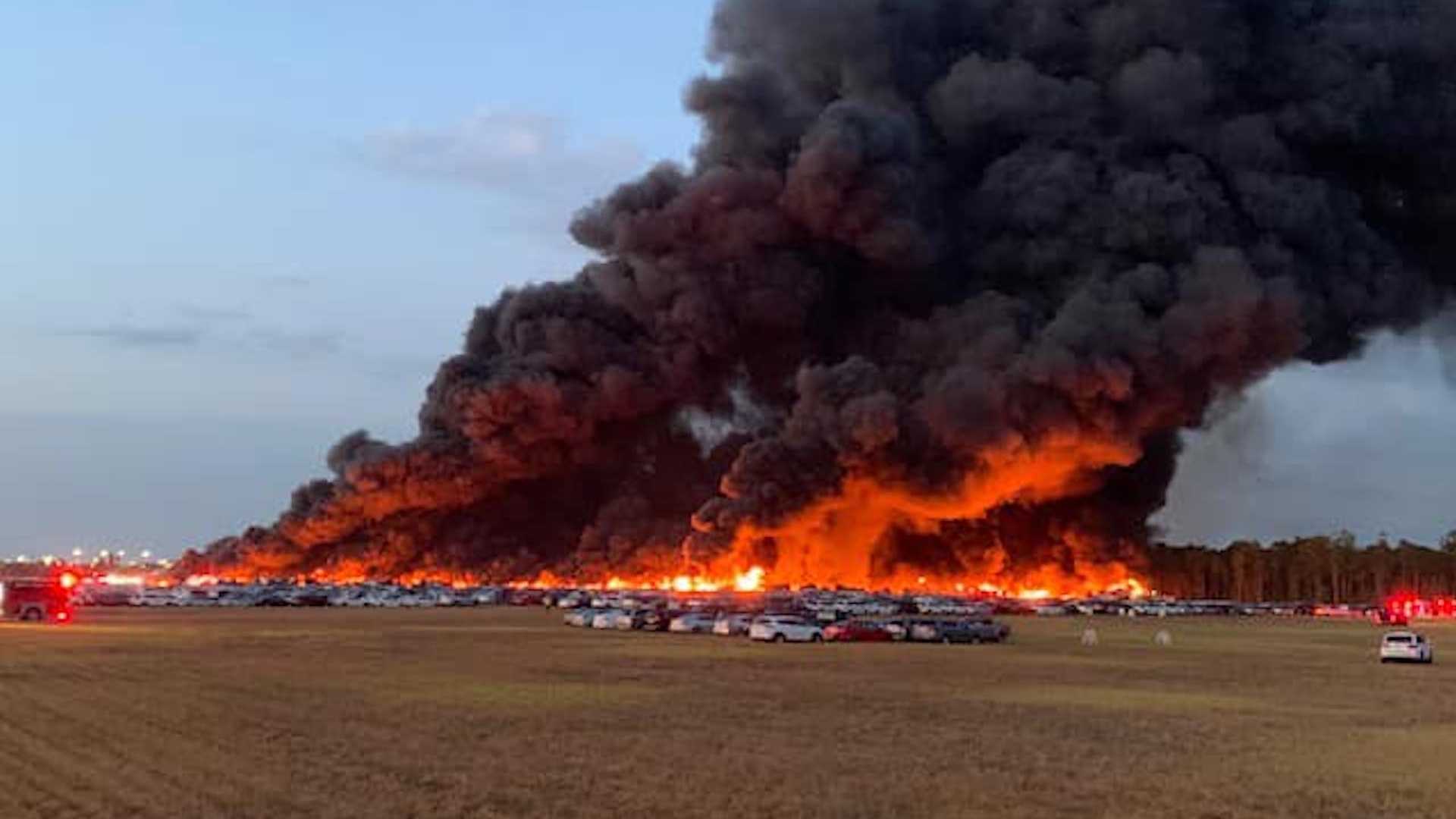 Огонь уничтожил 3500 автомобилей