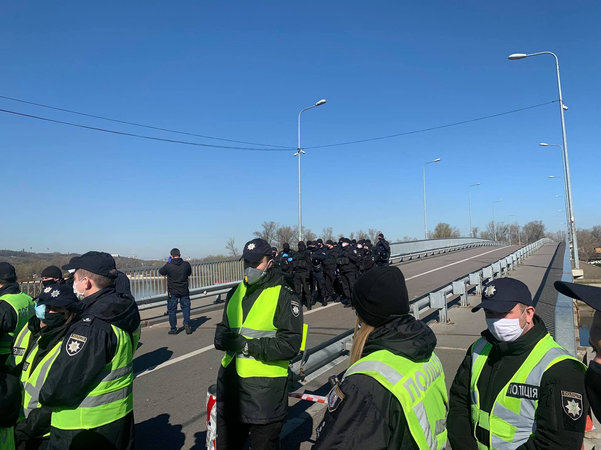 У київському Гідропарку поліція перекрила спортмайданчик, а люди влаштували скандал