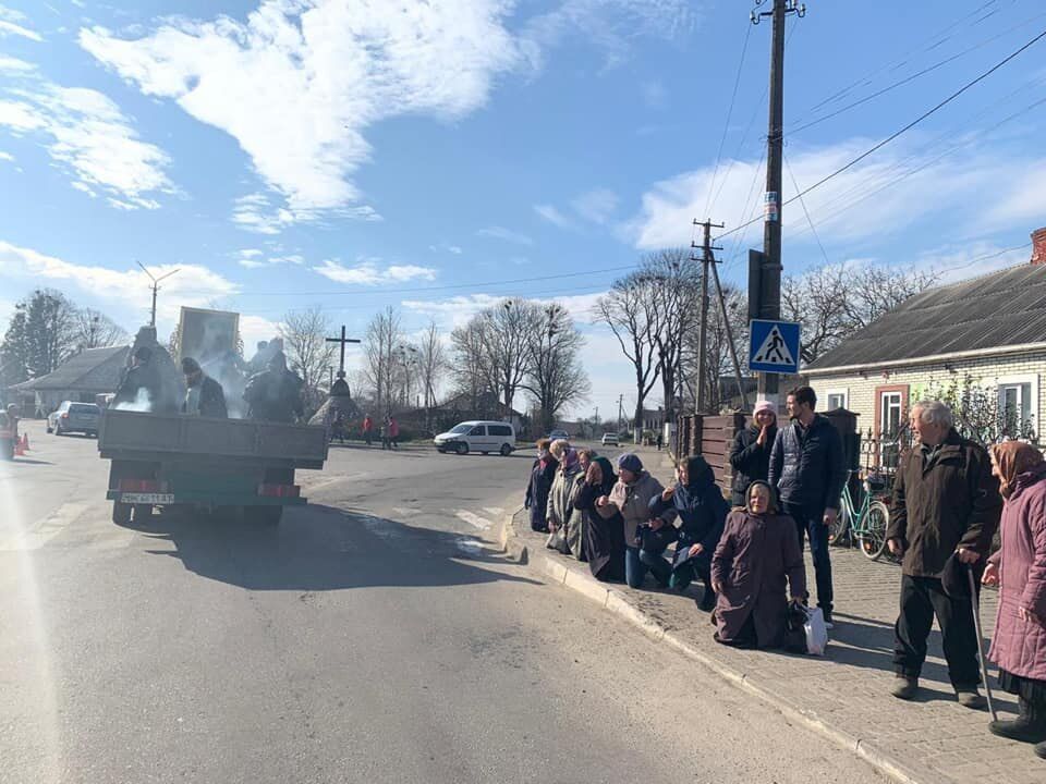 В Ривненской области батюшки поливали святой водой местных жителей