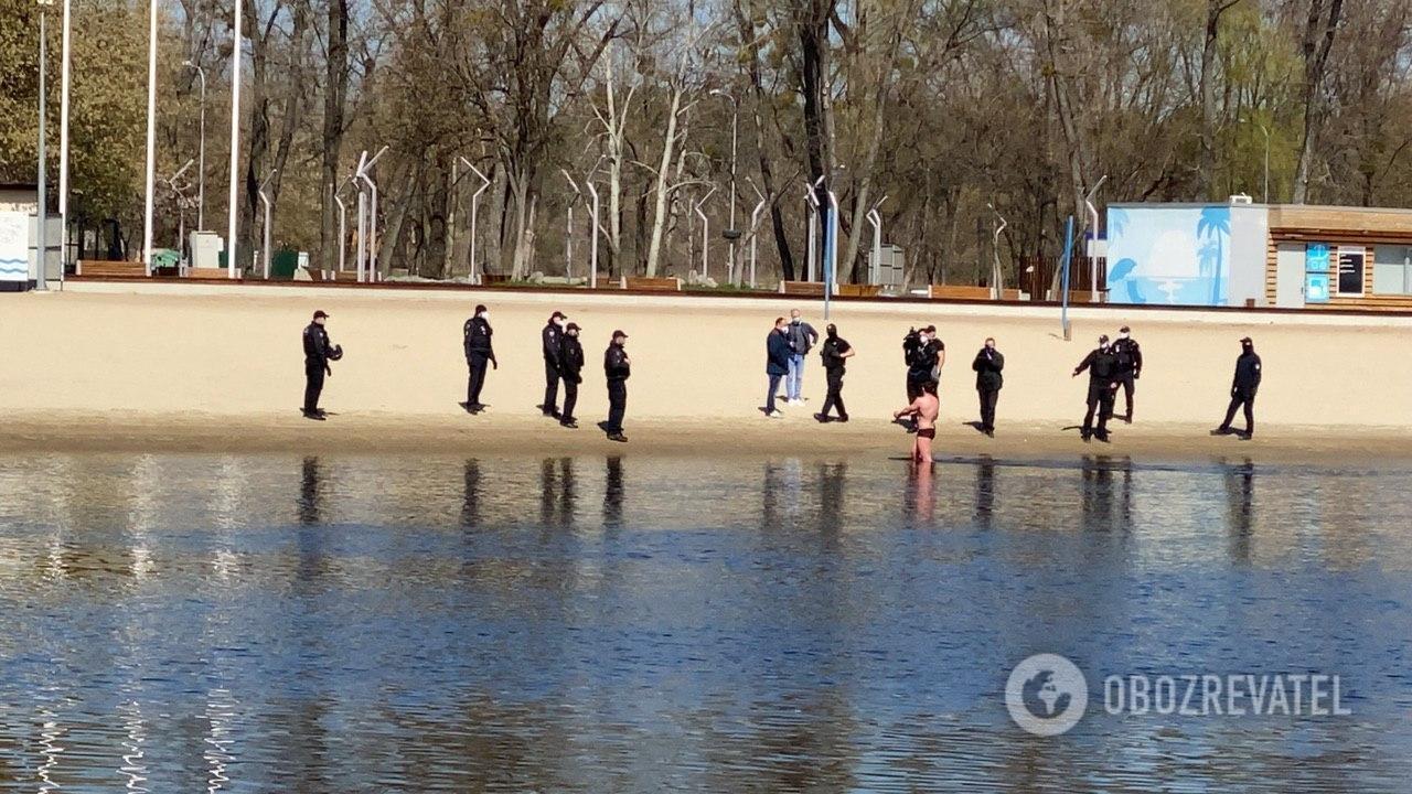 У мережі висміяли ситуацію з плавцем і поліцейськими в київському Гідропарку. Фото і відео