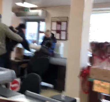 В Киеве мужчина напал на сотрудниц магазина
