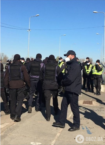 Полиция охраняет вход в Гидропарк