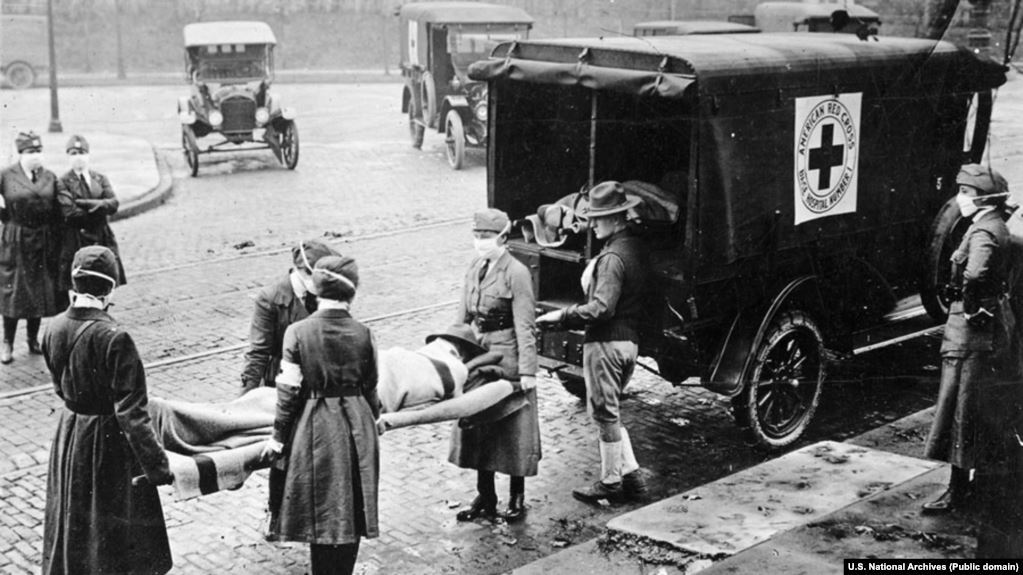 США, город Сент-Луис в штате Миссури, в 1918 год. Представители Красного Креста вынесли из дома для дальнейшей транспортировки жертву испанского гриппа