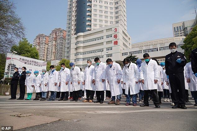 У Китаї щонайменше 62 медичні працівники загинули на чергуванні у боротьбі з пандемією