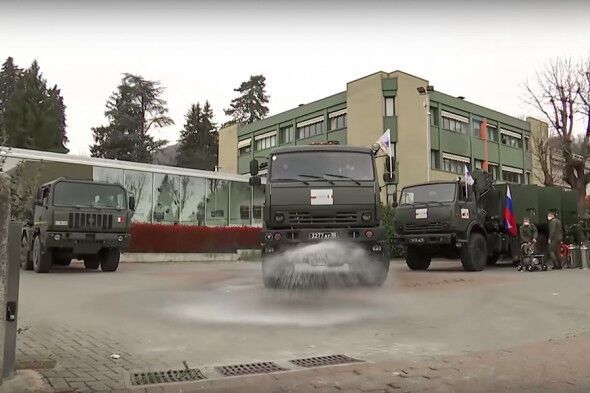 Военные автомобили проводят дезинфекцию в Италии