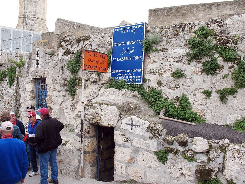 Вхід до гробниці Лазаря у Віфанії