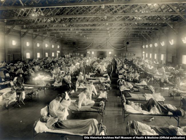 Кровати с пациентами в лагере "Кэмп Фанстон" (США) в период пандемии "испанки", 1918 год