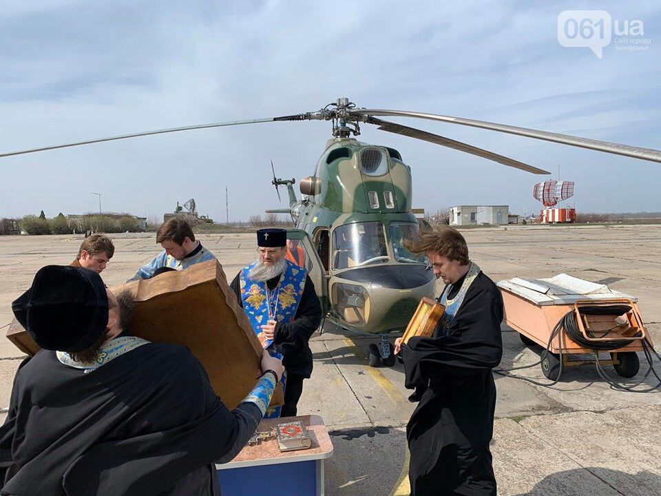 Священники УПЦ МП облетели на вертолете Запорожье, читая молитву от коронавируса