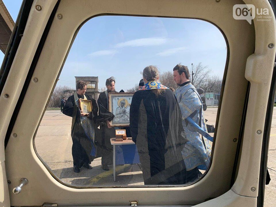 Священники УПЦ МП облетіли на вертольоті Запоріжжя, читаючи молитву від коронавірусу