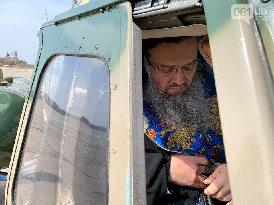 Священники УПЦ МП облетіли на вертольоті Запоріжжя, читаючи молитву від коронавірусу