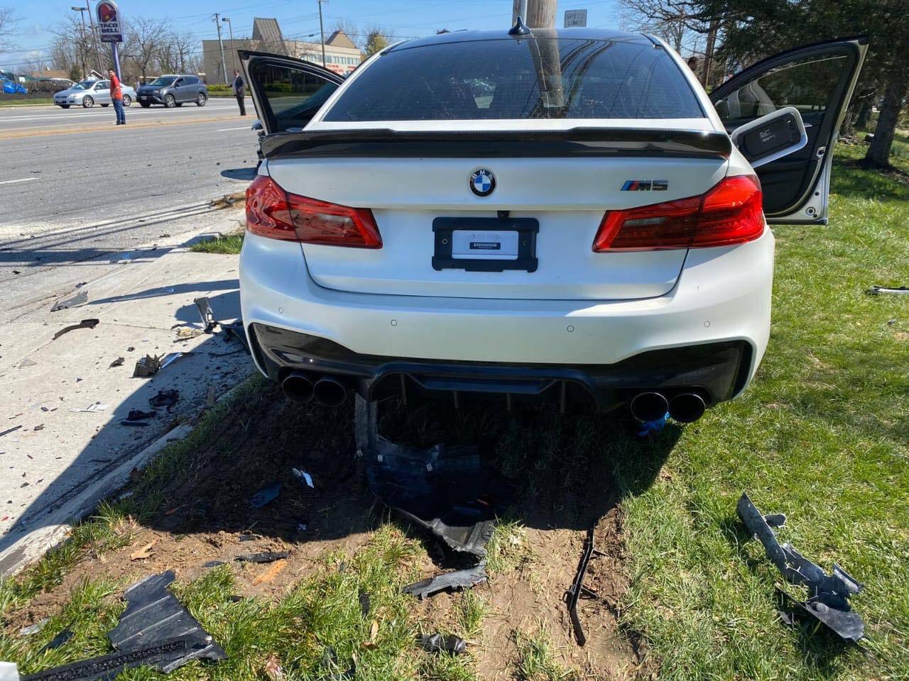 Разбитая BMW M5 с пробегом 11 км