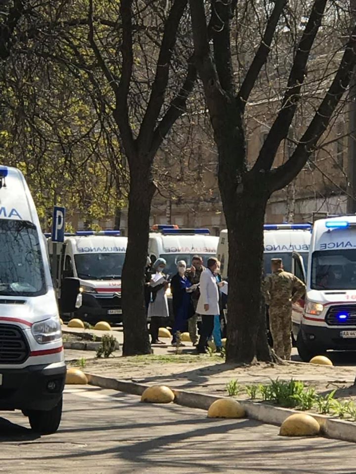 В госпиталь Киева 18 "скорых" доставили раненых воинов с Донбасса: волонтер обратилась за помощью