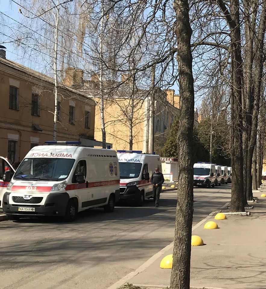В госпиталь Киева 18 "скорых" доставили раненых воинов с Донбасса: волонтер обратилась за помощью
