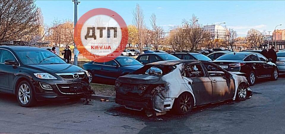 В Киеве "герою парковки" подожгли авто