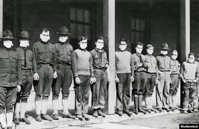 Медицинские работники в масках во время пандемии "испанки" в больнице армии США, 1918 год