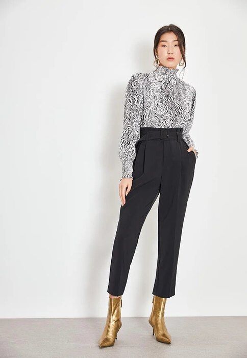 Тренд на классику 2020: как правильно носить черные брюки