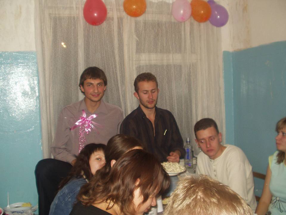 Максим в студенческие годы (слева)