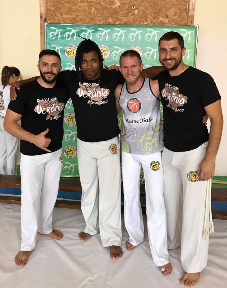 Максим (справа) любил спорт, увлекался волейболом и капоэйро