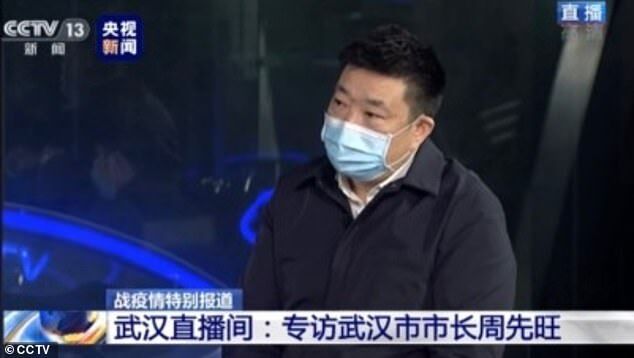 Мэр Уханя Чжоу Сяньвань дает интервью CCTV