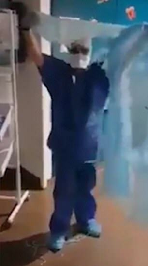 Во охваченной COVID-19 Франции на медсестрах в клочья распались защитные халаты: опубликованы фото и видео