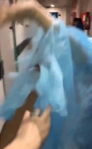 В охопленій COVID-19 Франції на медсестрах на шматки розпалися захисні халати: опубліковані фото і відео