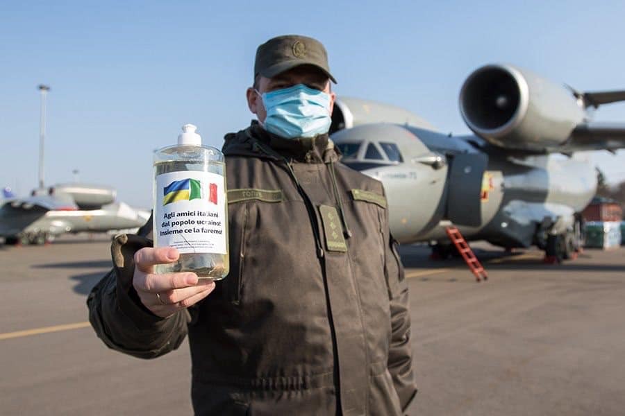 Україна передала Італії літак антисептиків для боротьби з коронавірусом