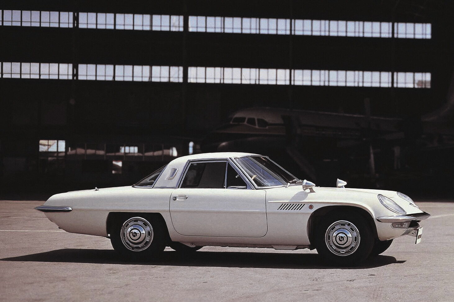 Первый роторный автомобиль Mazda – купе Cosmo Sport