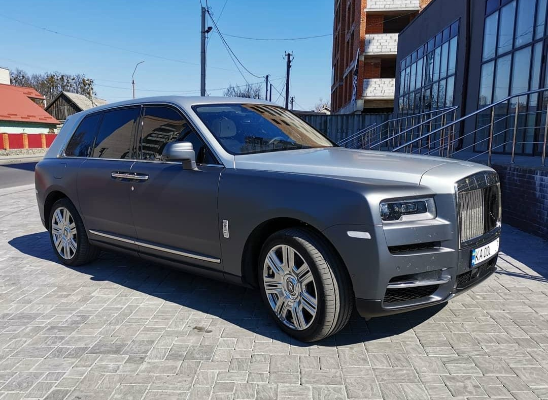 Rolls-Royce Cullinan в небольшом райцентре Украины