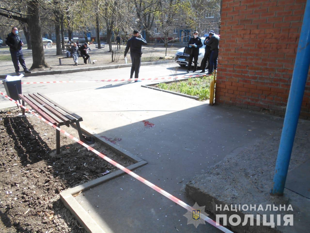 В Харькове жена ударила мужа ножом в голову. Фото и видео 18+