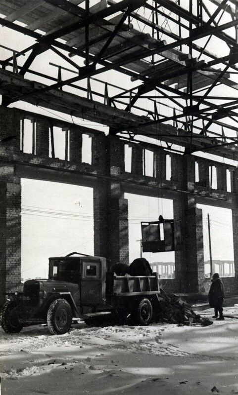 Будівельні роботи в цеху шасі Дніпропетровського автозаводу. Березень 1946 року
