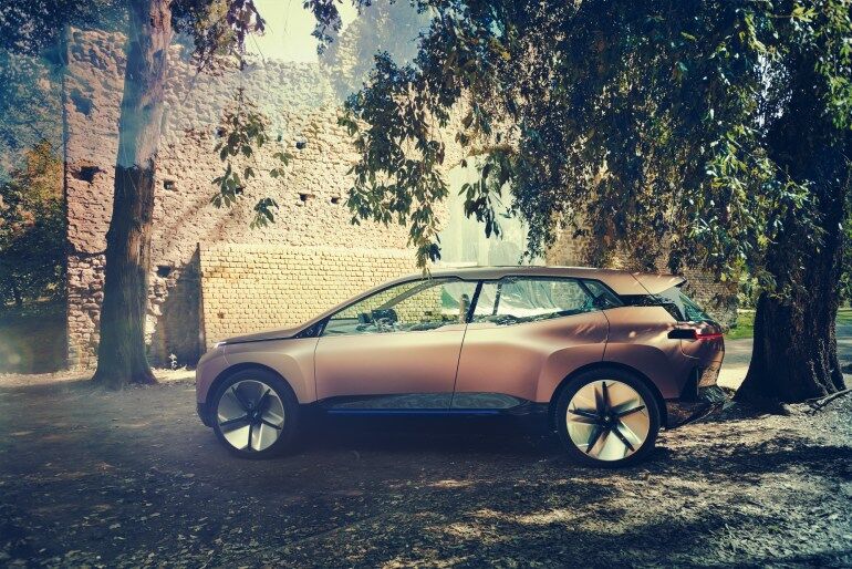 Концепт флагманского электрического кроссовера BMW iNext