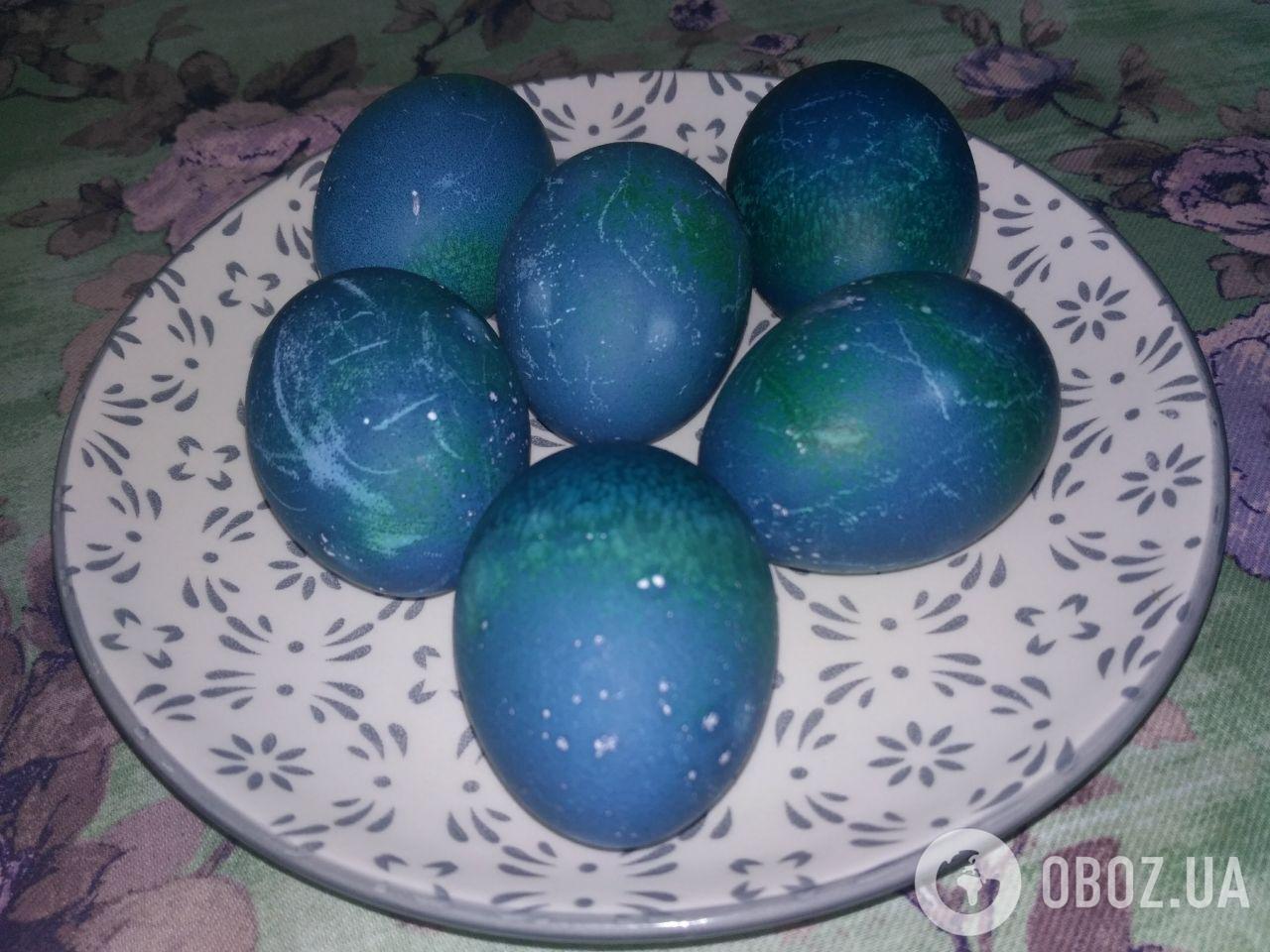 Простий і швидкий спосіб незвично пофарбувати яйця на Великдень: покрокова інструкція