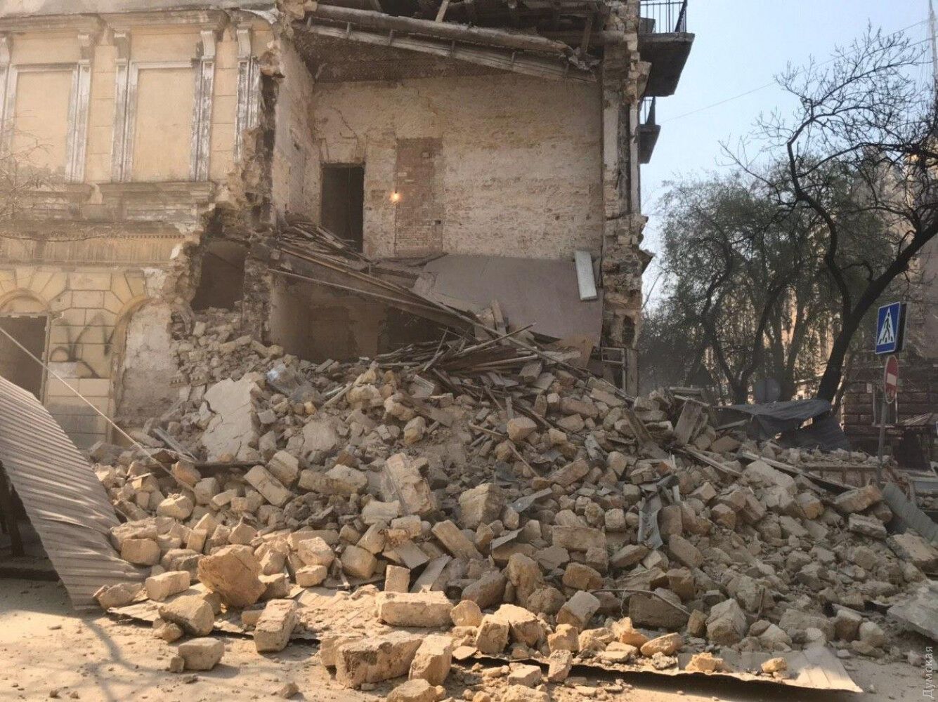 В центре Одессы обрушилась часть старинного дома