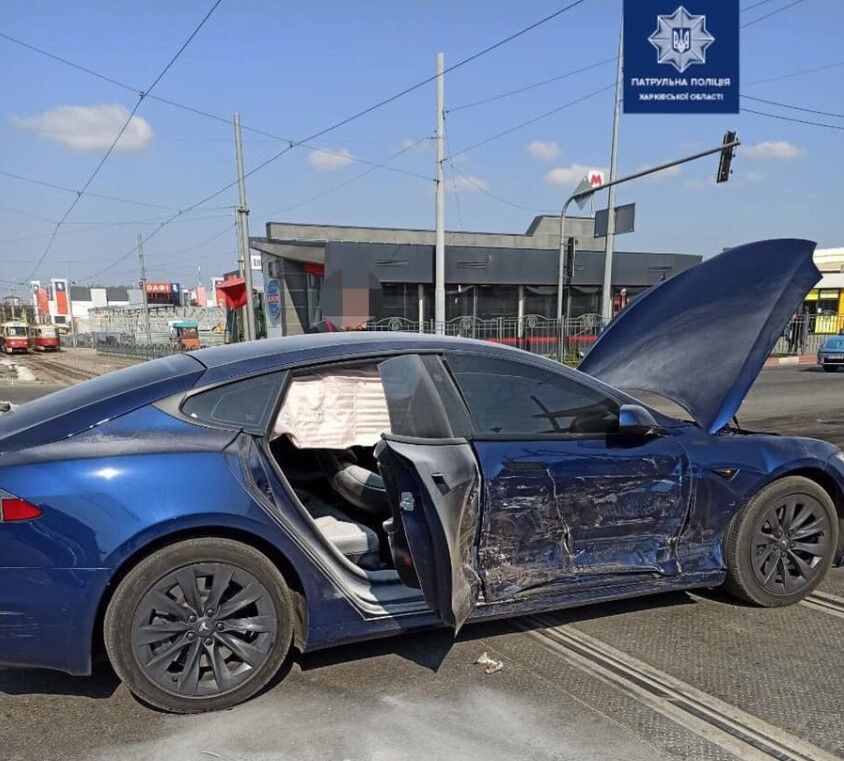 Удар прийшовся в бічну частину кузова Model S